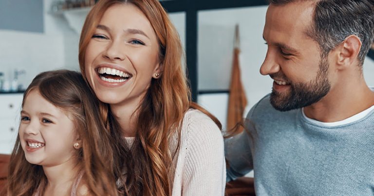Leende familj tillsammans hemma