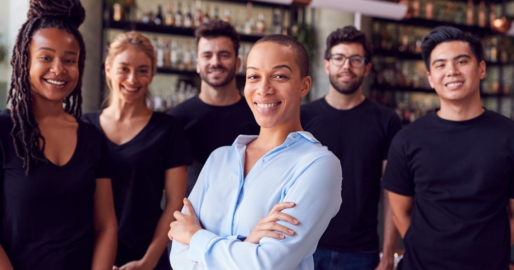 Grupp Av Människor Som Postar