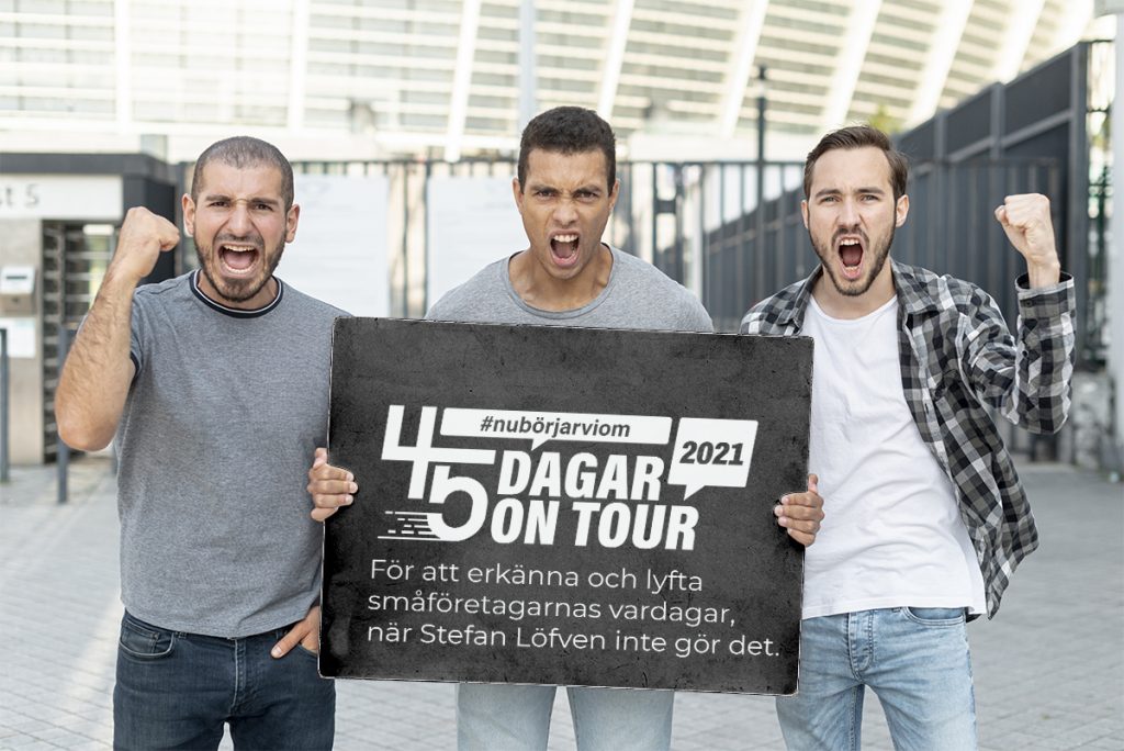 Tre Arga Män Håller En Banderoll "45 Dagar on Tour"