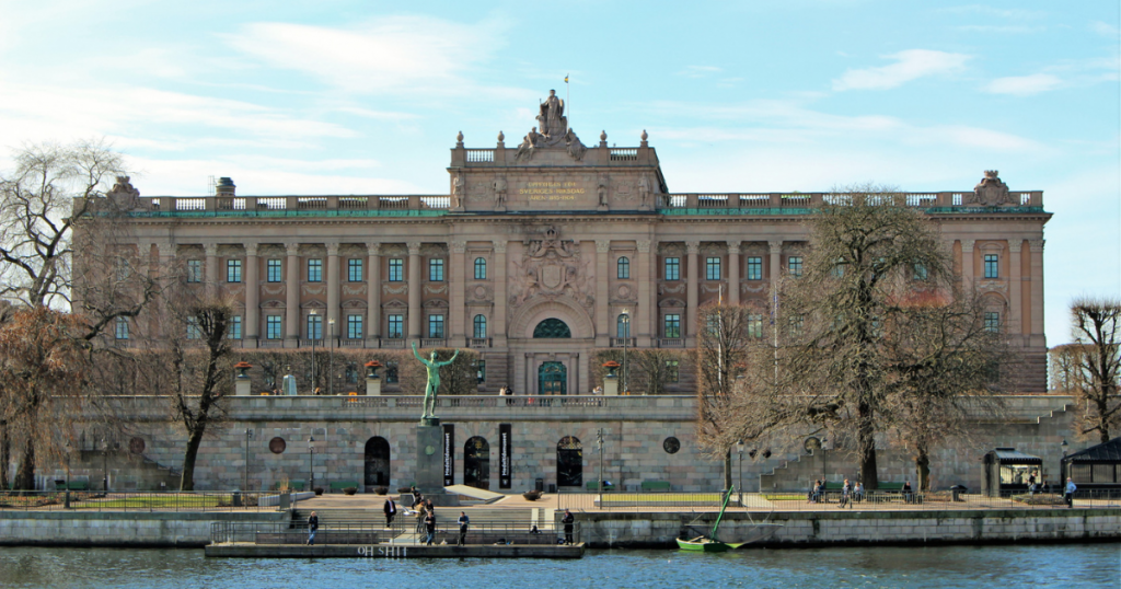 Exteriör Av Riksdagshuset I Stockholm Med Utsikt Mot Vattnet