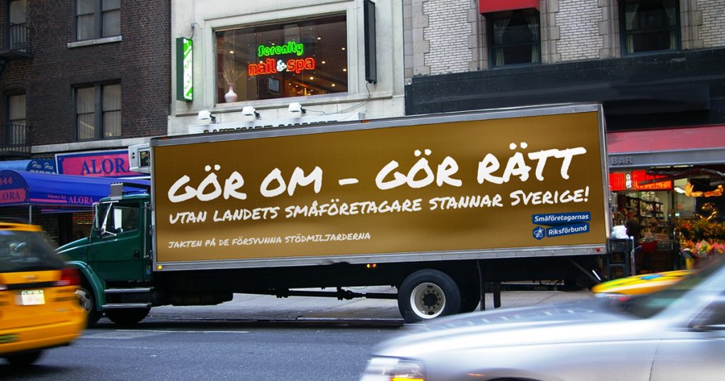 Lastbil På Gata Med Budskapet "Gör Om – Gör Rätt" På Sidan