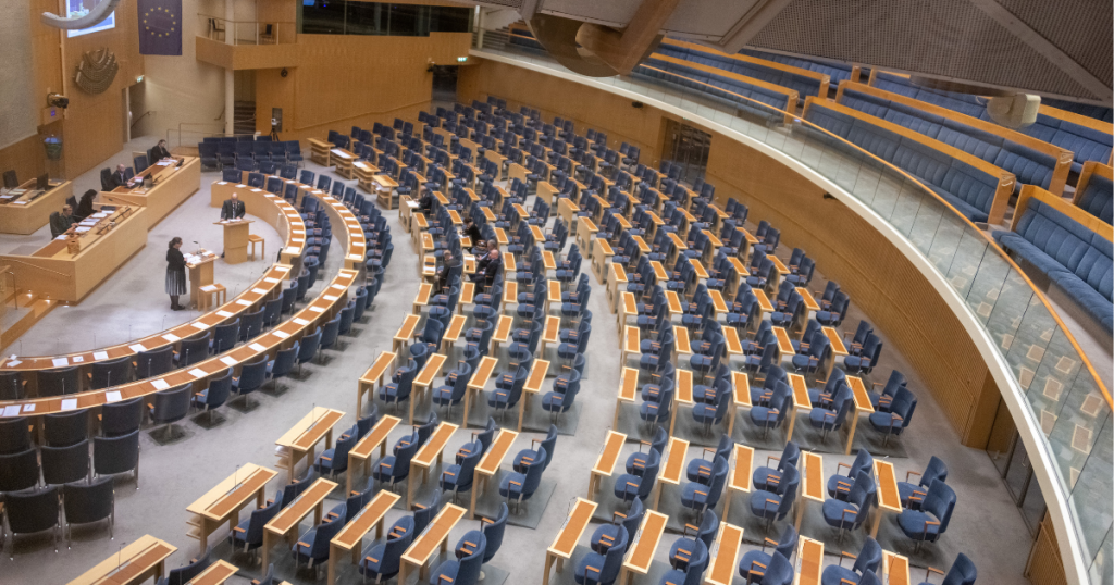 Riksdagshusets interiör med tomma stolar och bord