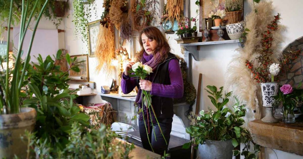 En Kvinna Som Plockar Blommor