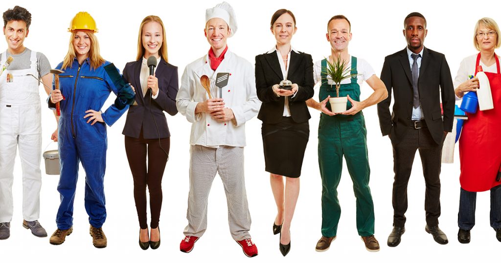 ÅTta Leende Personer I Olika Yrkeskläder På Rad