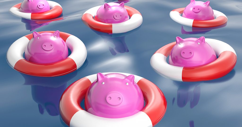 Rosa spargrisar i livbojar som flyter på en blå vattenyta