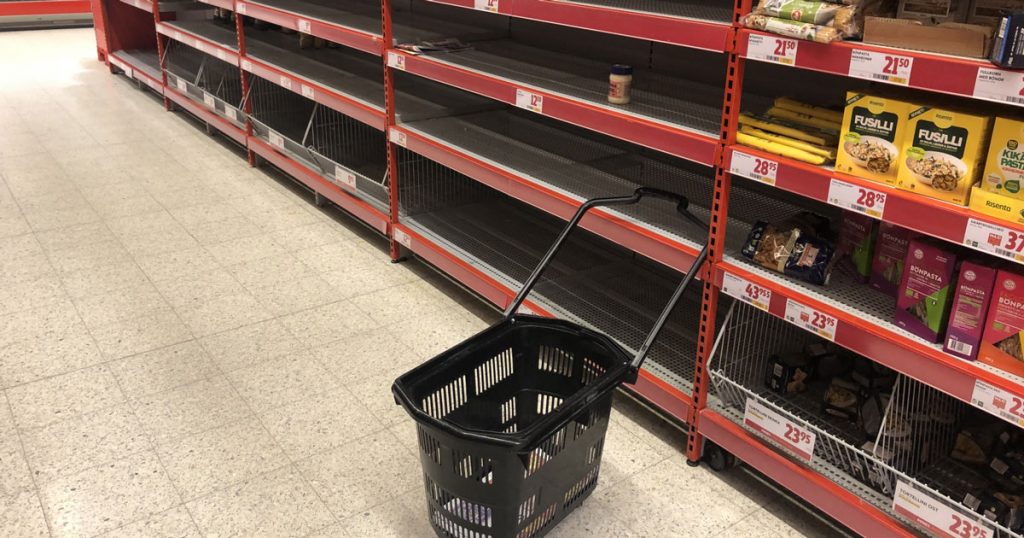 Portr채tt av en leende 채ldre man i en rutig bl책 skjorta